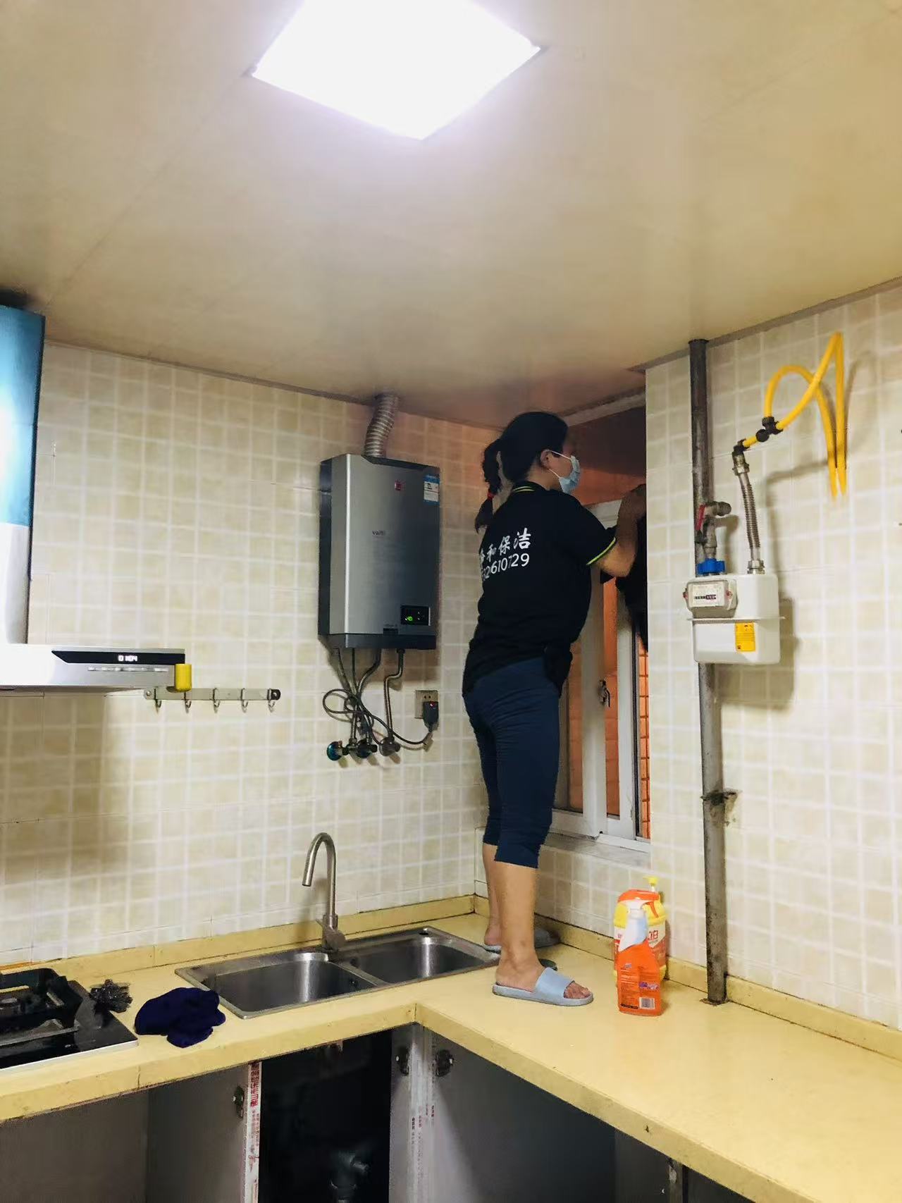 厨房油污清洁作业